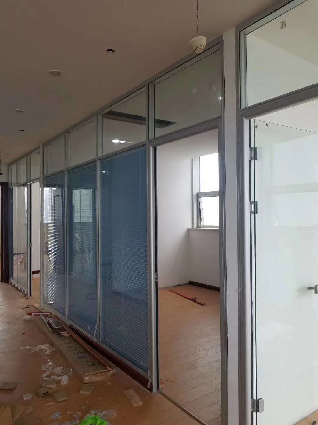 奉贤办公室装修高清玻璃隔断效果图